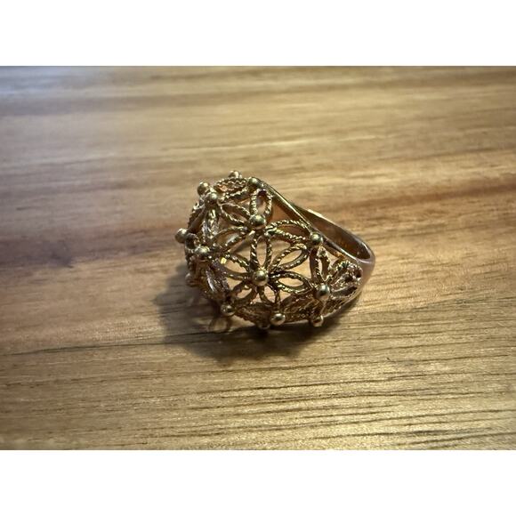 Vintage Avon Signed Flower Open Work Gold Tone‎ Dome Band Ring Size 7 - Picture 1 of 10